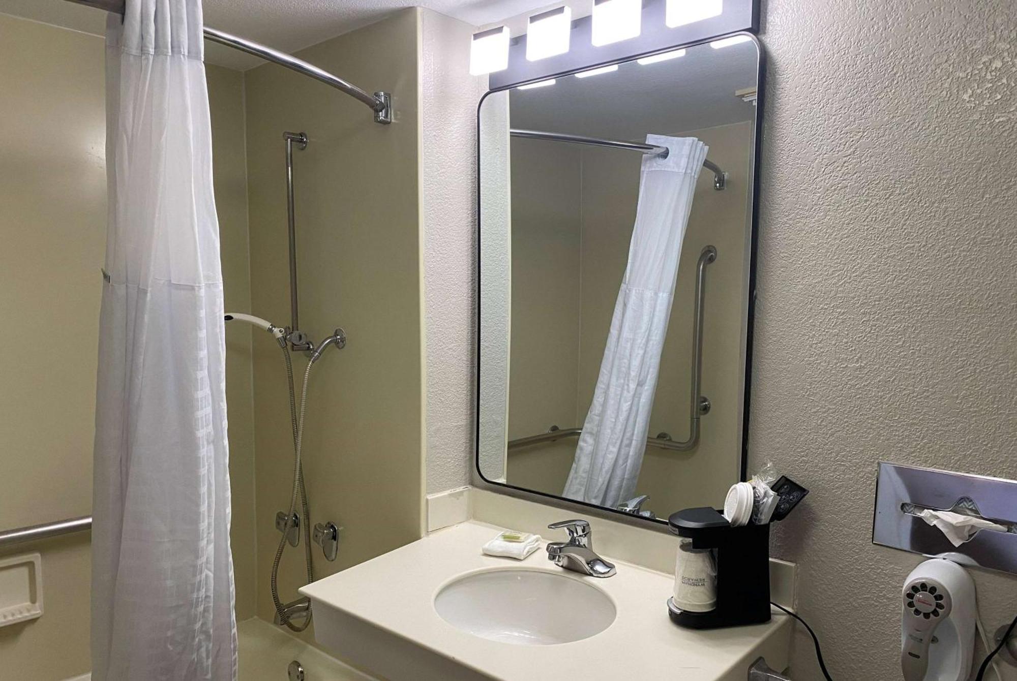 Days Inn & Suites By Wyndham Arlington Heights Zewnętrze zdjęcie