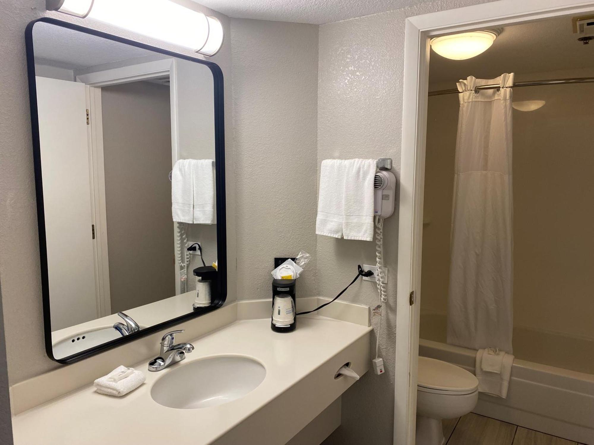 Days Inn & Suites By Wyndham Arlington Heights Zewnętrze zdjęcie