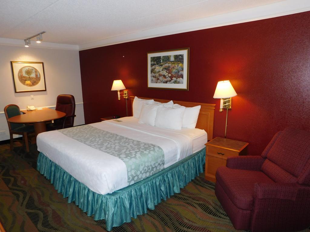 Days Inn & Suites By Wyndham Arlington Heights Zewnętrze zdjęcie