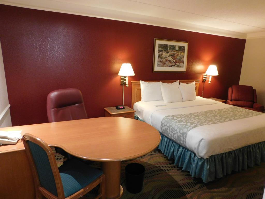 Days Inn & Suites By Wyndham Arlington Heights Zewnętrze zdjęcie