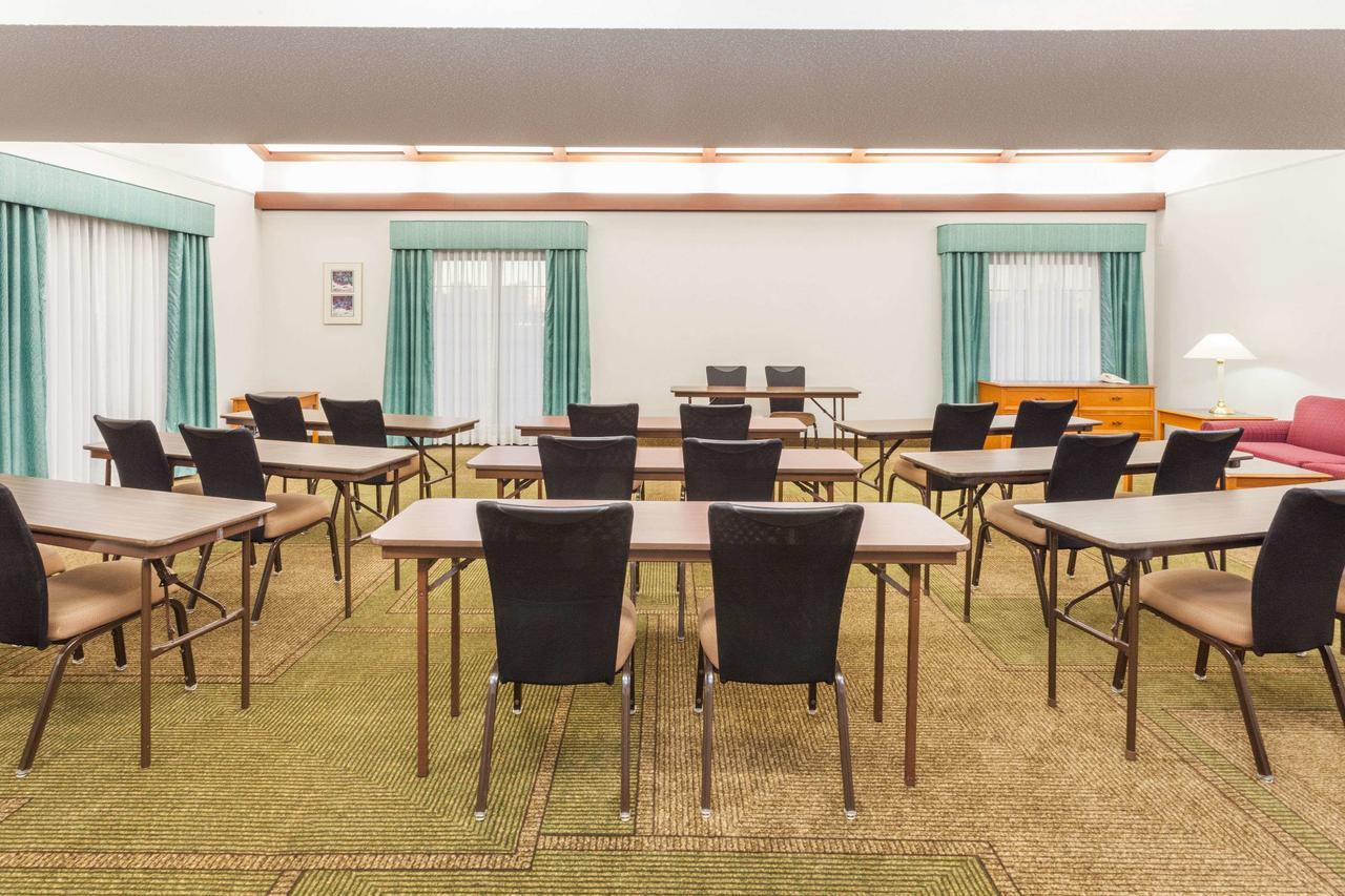 Days Inn & Suites By Wyndham Arlington Heights Zewnętrze zdjęcie
