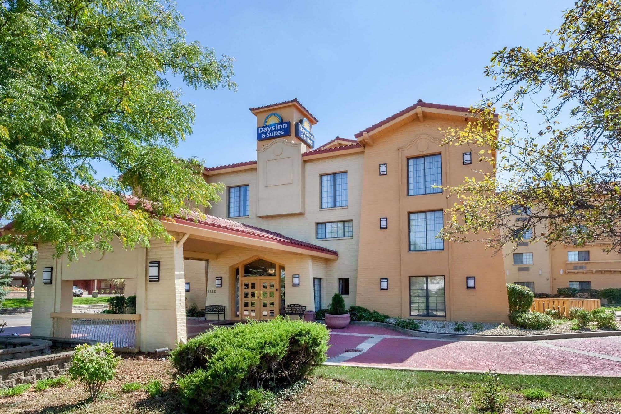 Days Inn & Suites By Wyndham Arlington Heights Zewnętrze zdjęcie