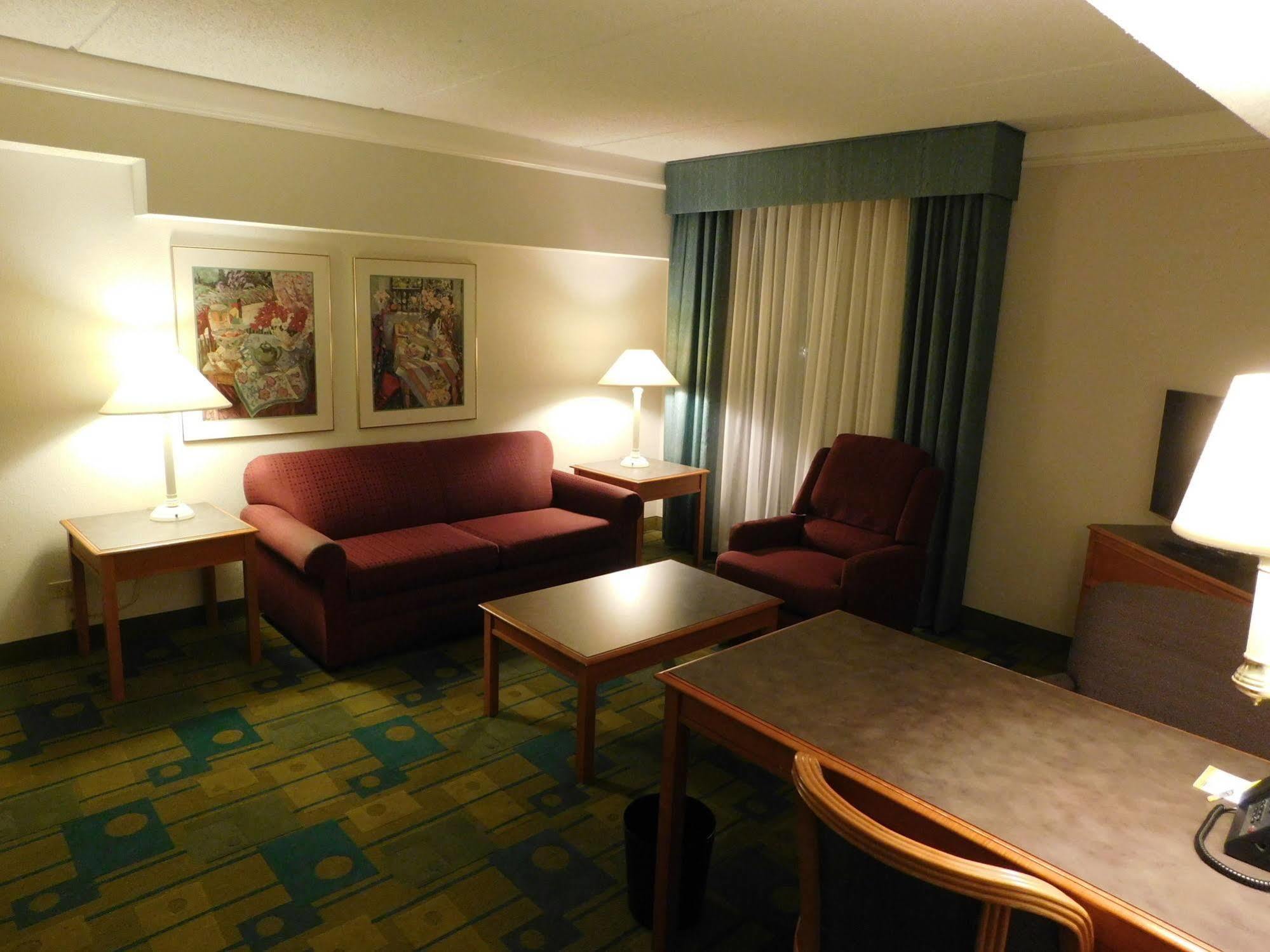 Days Inn & Suites By Wyndham Arlington Heights Zewnętrze zdjęcie