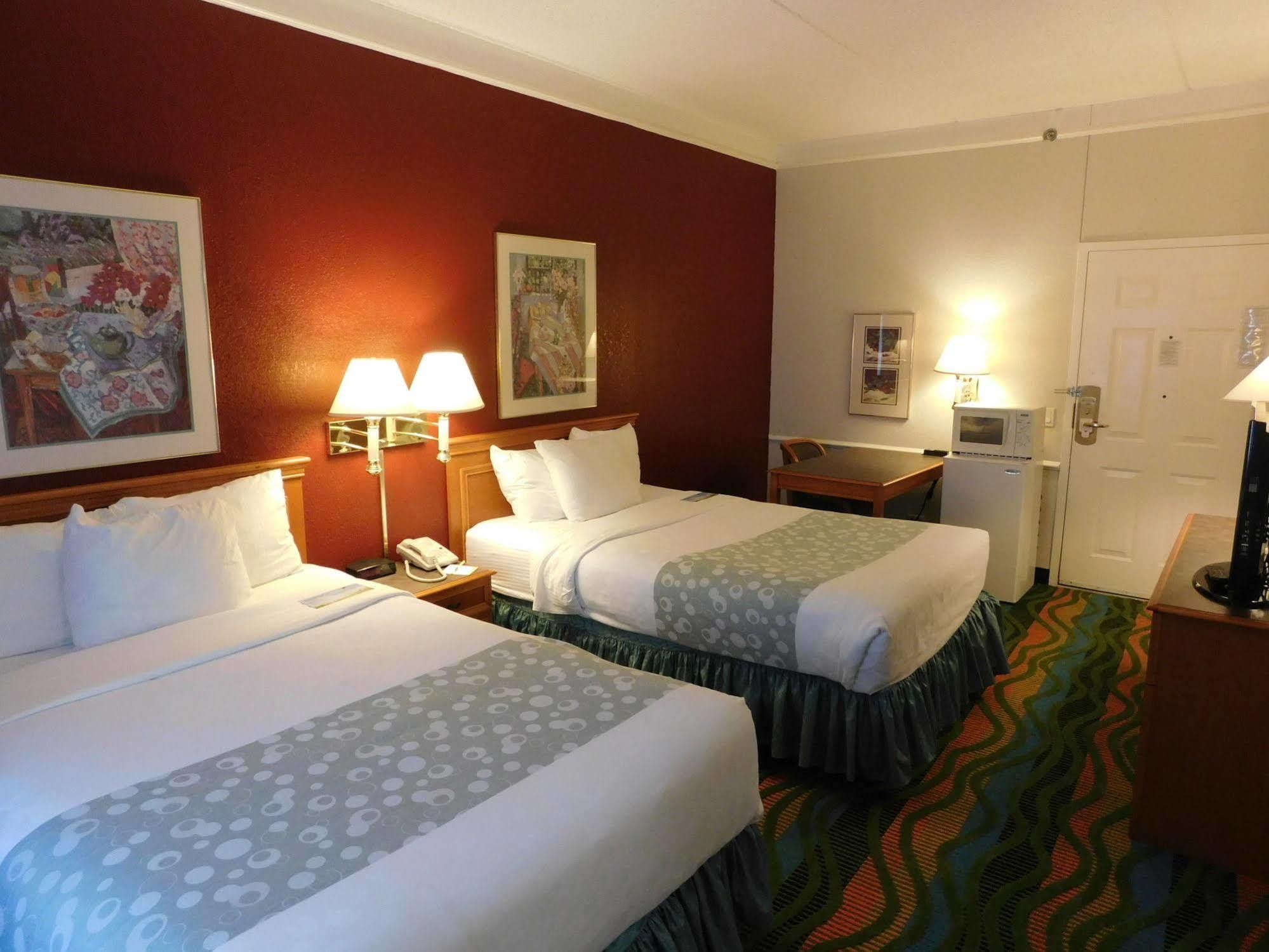 Days Inn & Suites By Wyndham Arlington Heights Zewnętrze zdjęcie