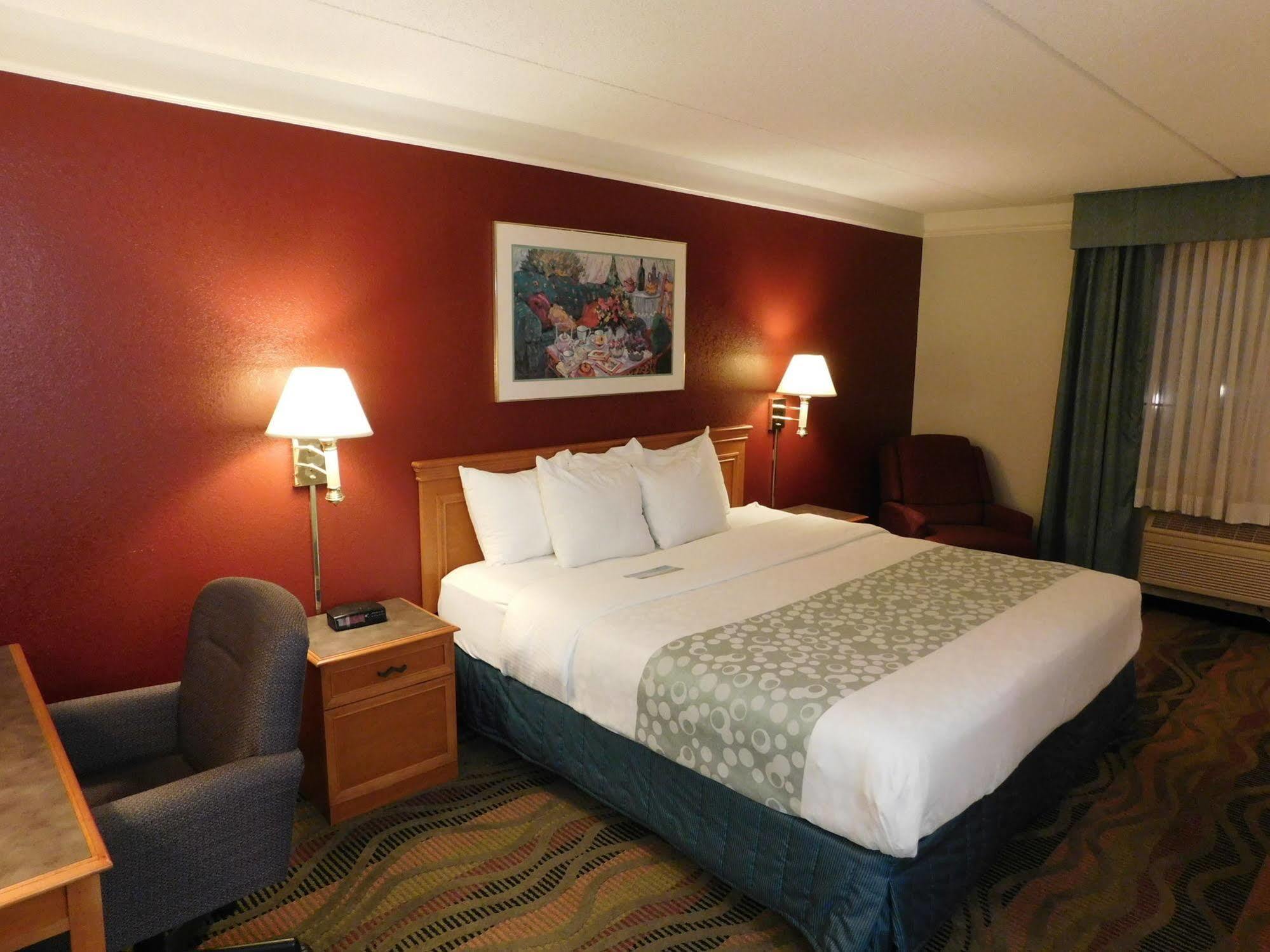 Days Inn & Suites By Wyndham Arlington Heights Zewnętrze zdjęcie