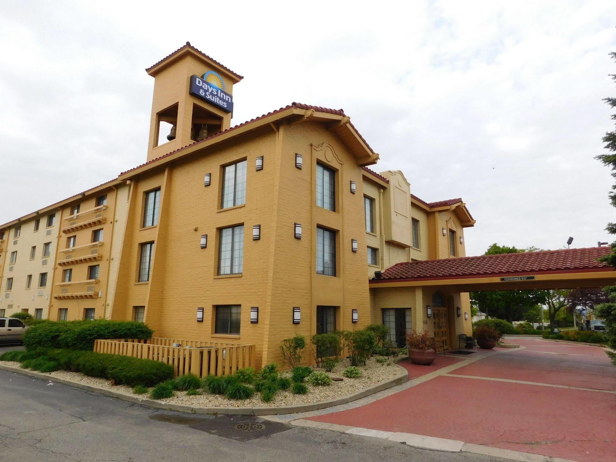 Days Inn & Suites By Wyndham Arlington Heights Zewnętrze zdjęcie