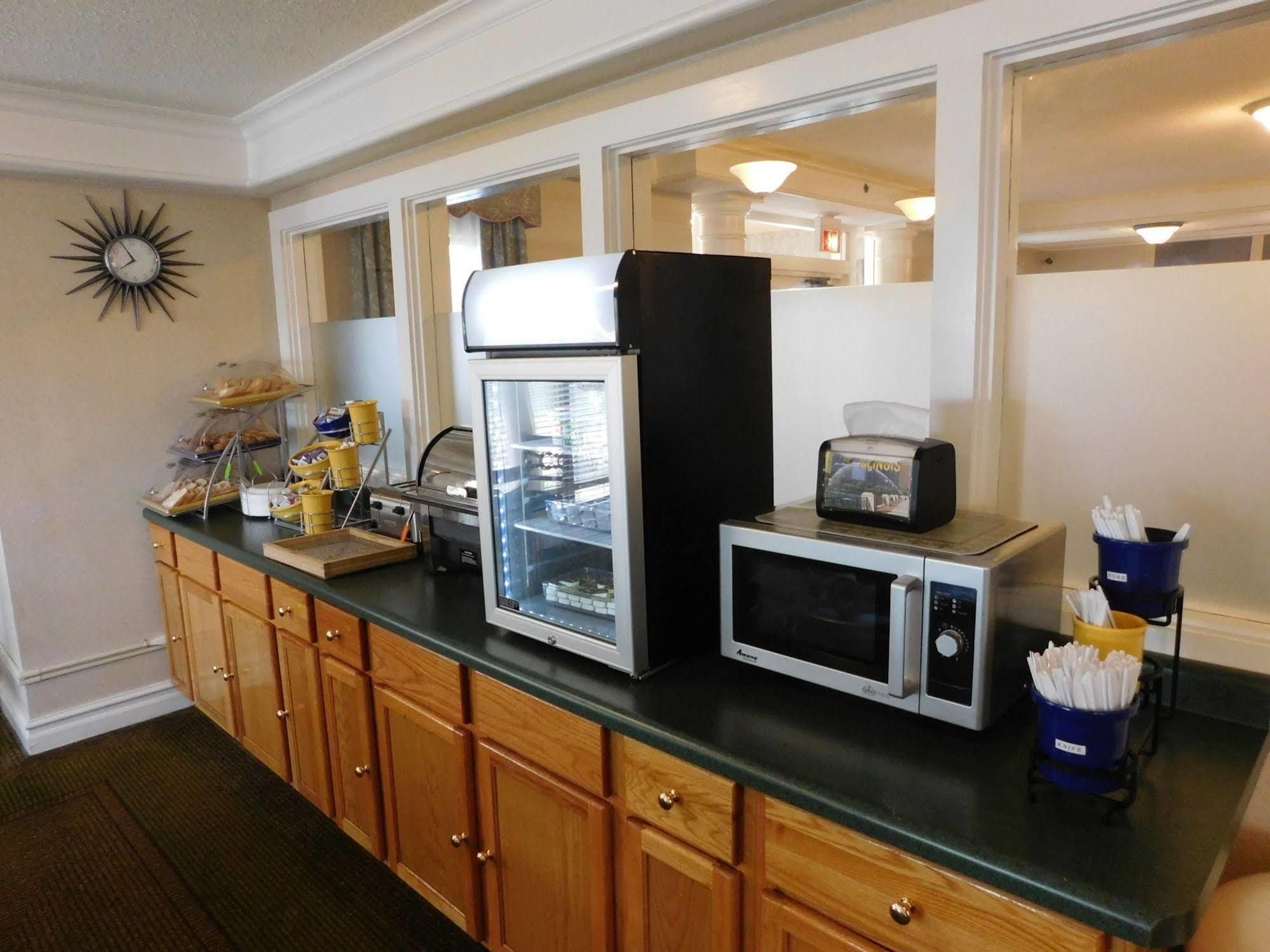 Days Inn & Suites By Wyndham Arlington Heights Zewnętrze zdjęcie