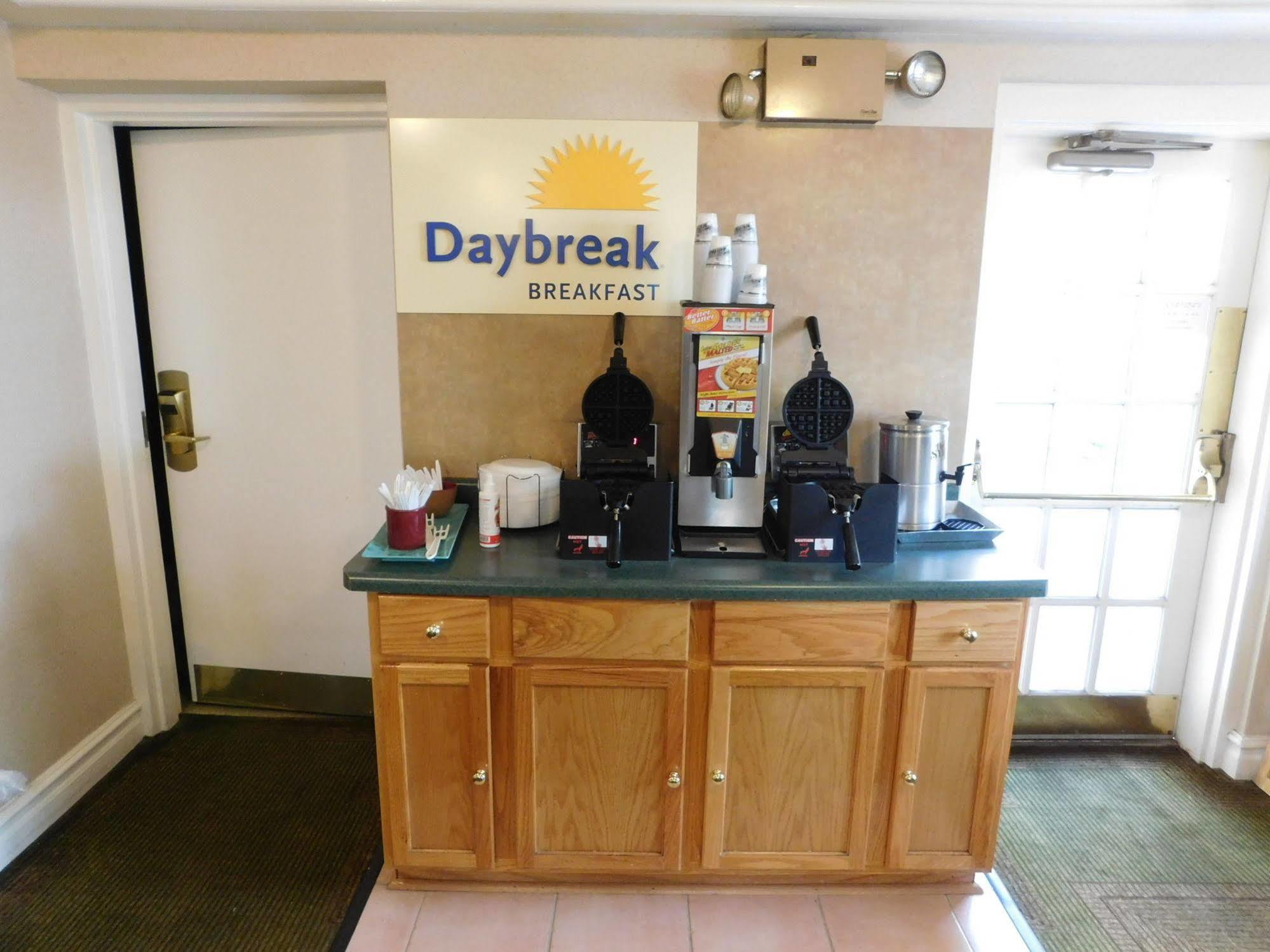 Days Inn & Suites By Wyndham Arlington Heights Zewnętrze zdjęcie