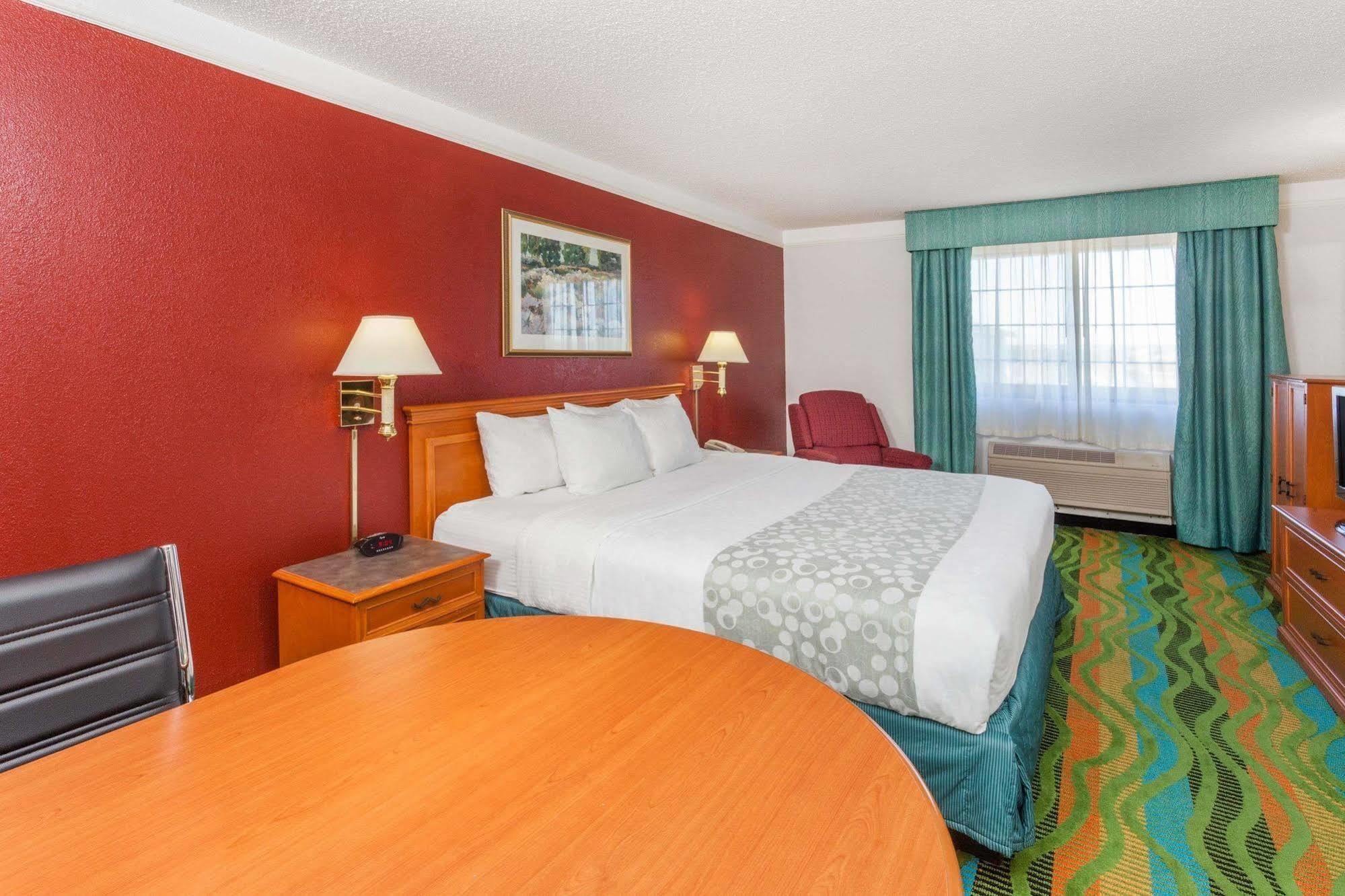 Days Inn & Suites By Wyndham Arlington Heights Zewnętrze zdjęcie