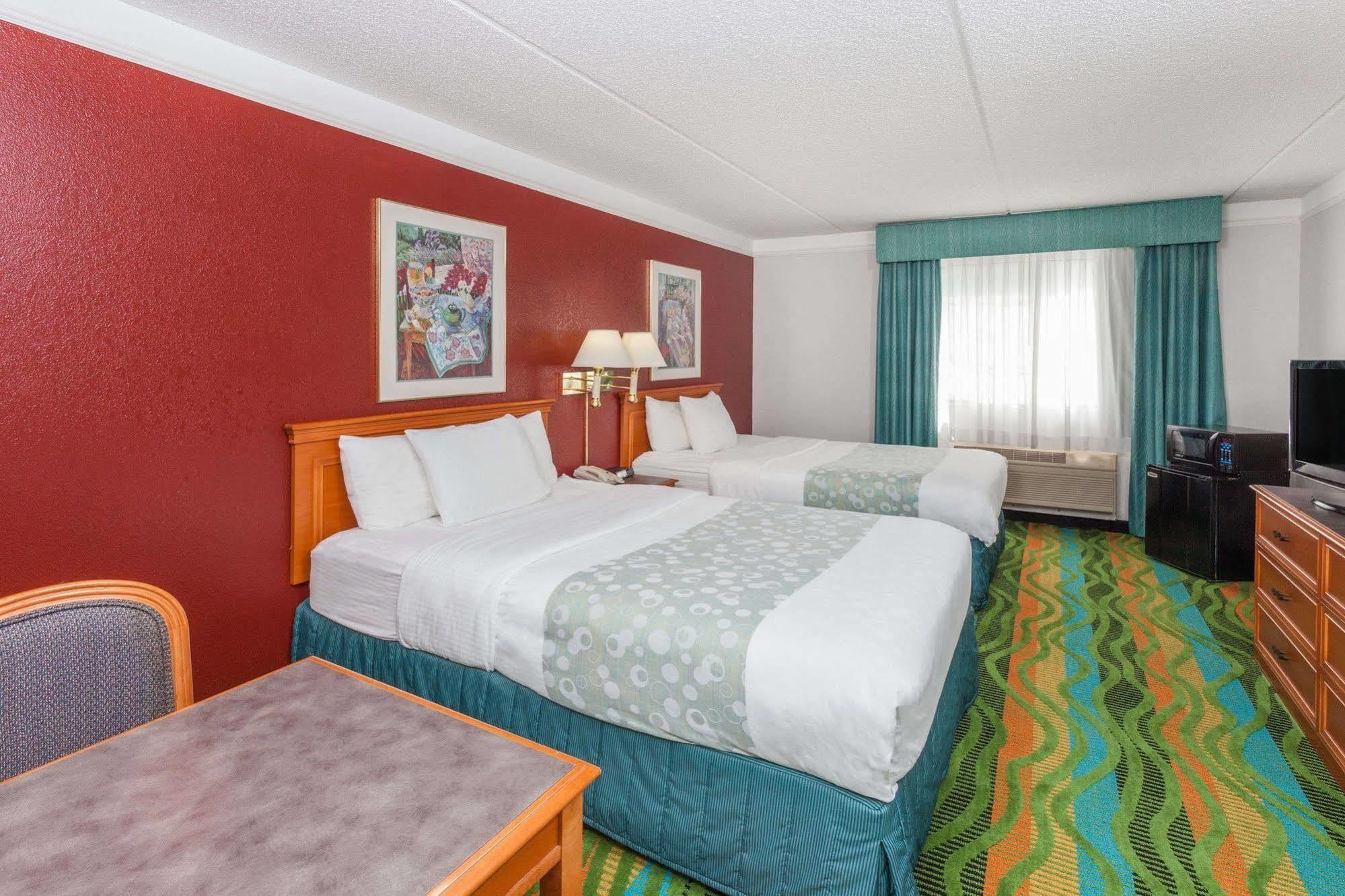 Days Inn & Suites By Wyndham Arlington Heights Zewnętrze zdjęcie