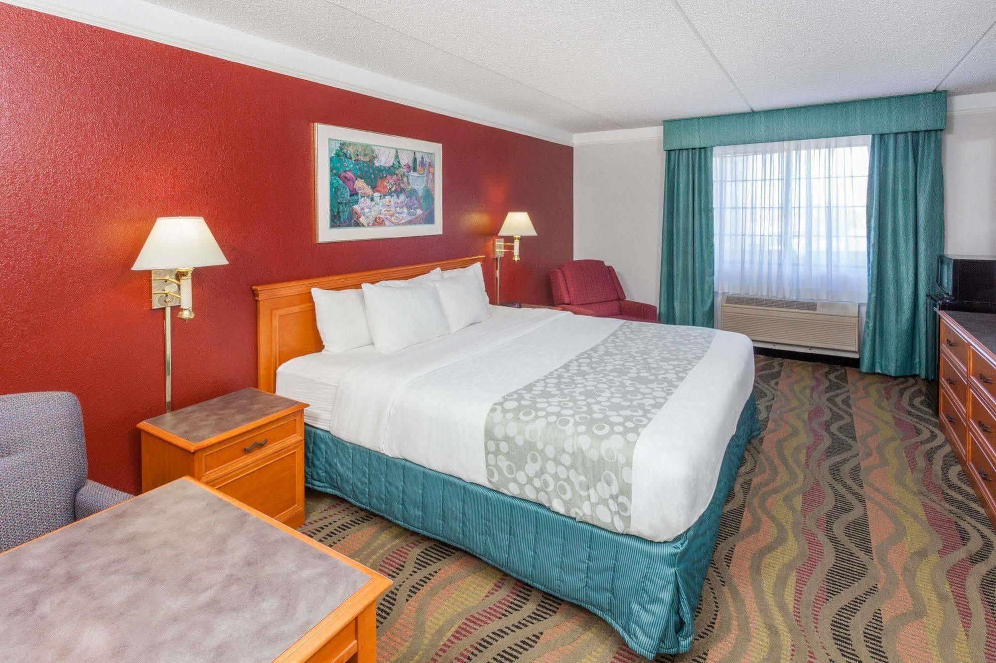 Days Inn & Suites By Wyndham Arlington Heights Zewnętrze zdjęcie